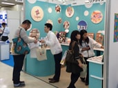 プレミアム インセンティブショー 展示ブースにきた人を対応する様子