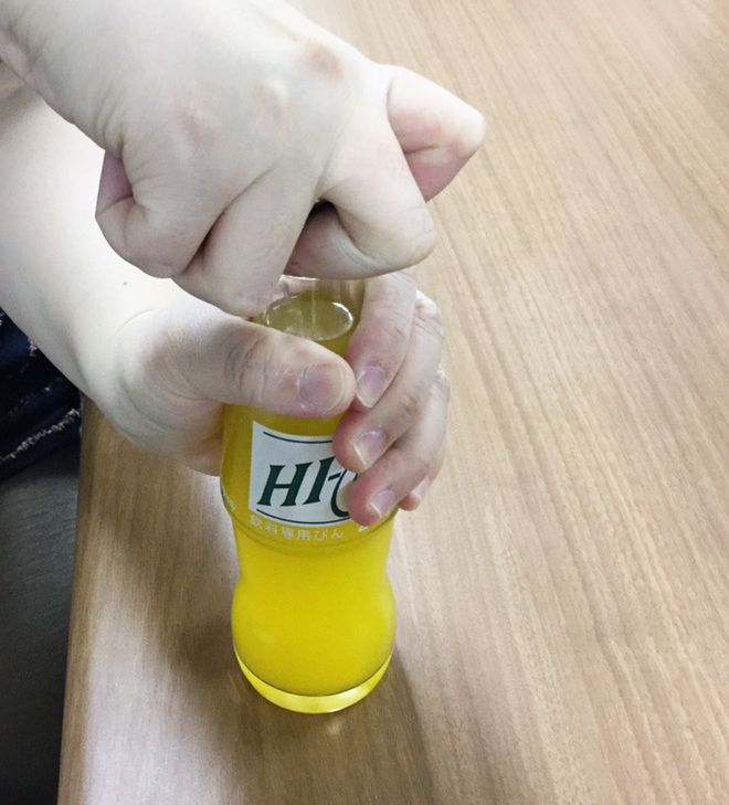 栓抜きで蓋を開ける