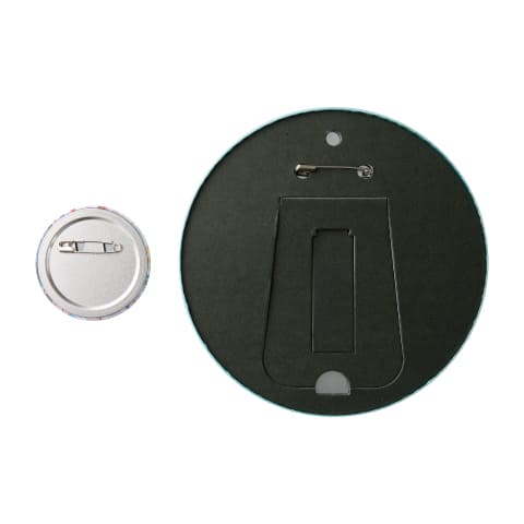 150mm缶バッジと57mm缶バッジのサイズ比較