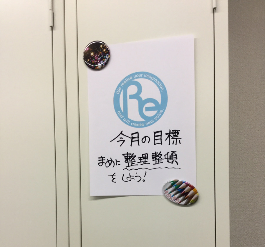 缶マグネットを直接ロッカーにぺたり