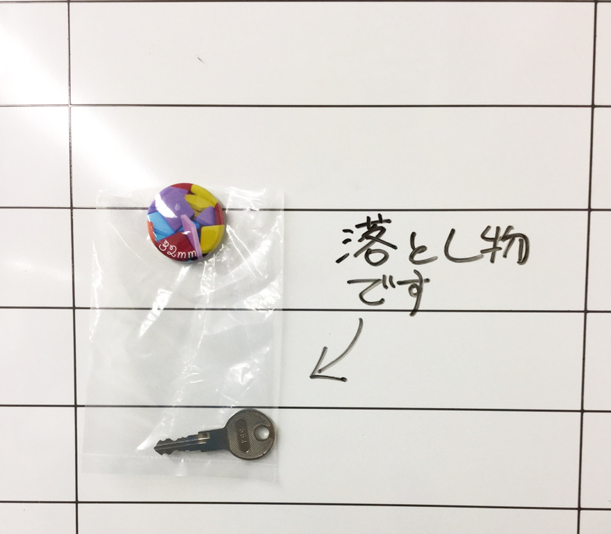オフィスの落とし物を32mmサイズの缶マグネットでホワイトボードに貼り付ける